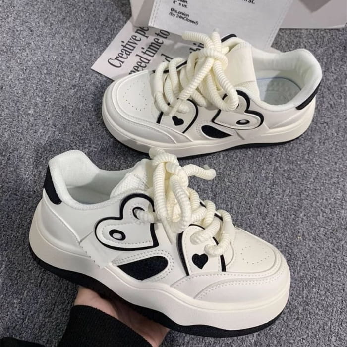 Zapatos de Plataformas Urbanas con Toque de Corazón”