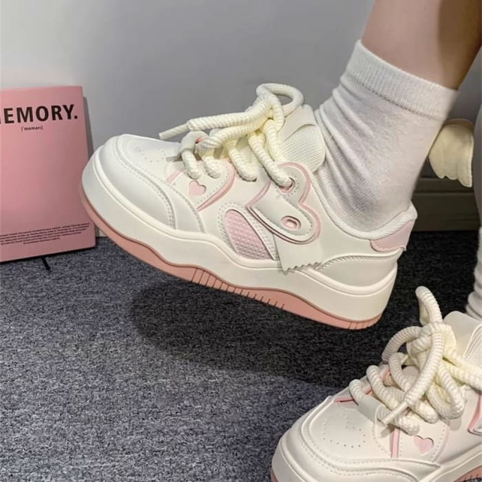 Zapatos de Plataformas Urbanas con Toque de Corazón”