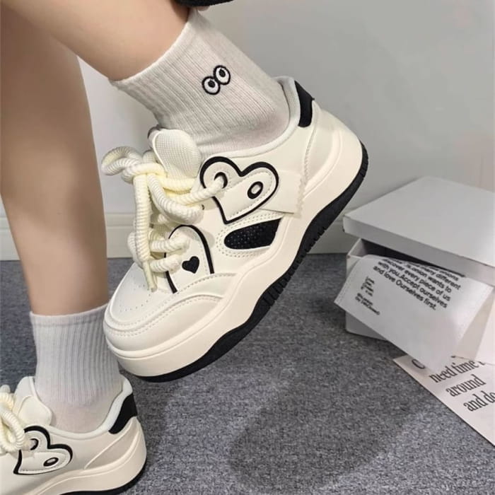 Zapatos de Plataformas Urbanas con Toque de Corazón”