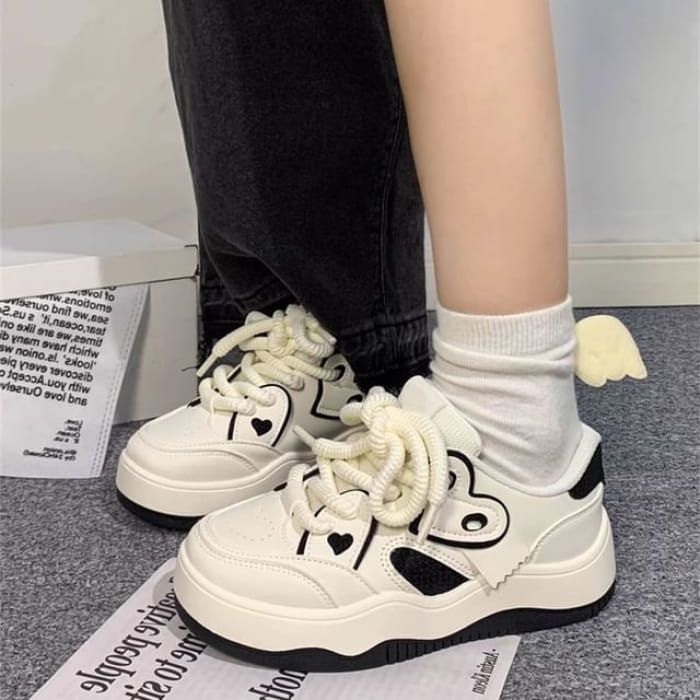 Zapatos de Plataformas Urbanas con Toque de Corazón”