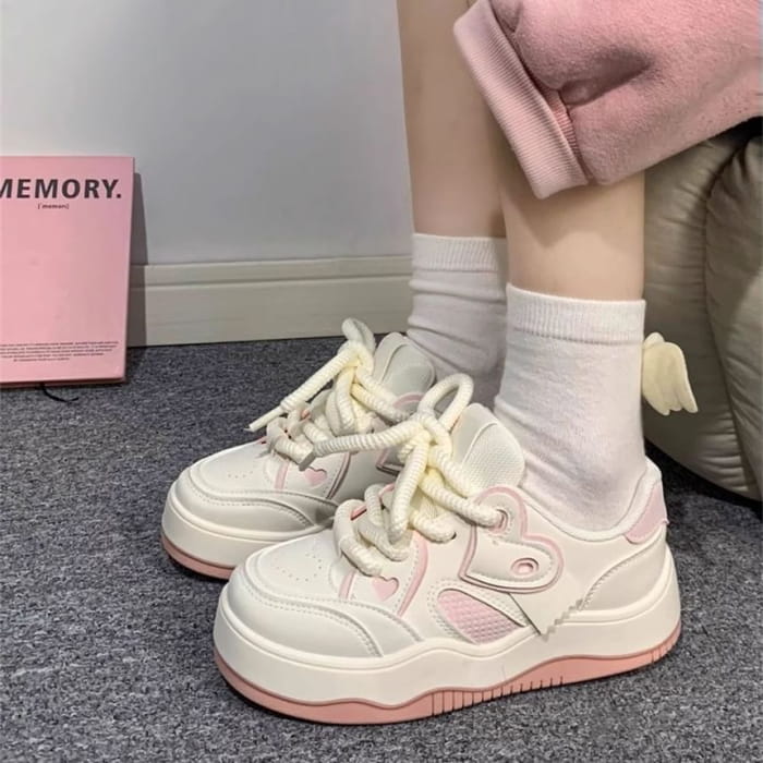 Zapatos de Plataformas Urbanas con Toque de Corazón”