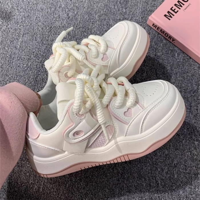 Zapatos de Plataformas Urbanas con Toque de Corazón”