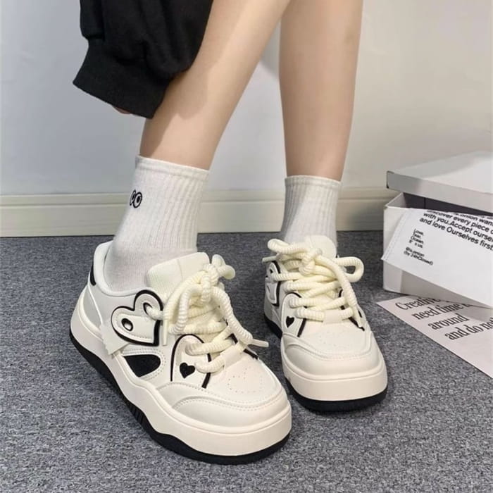 Zapatos de Plataformas Urbanas con Toque de Corazón”