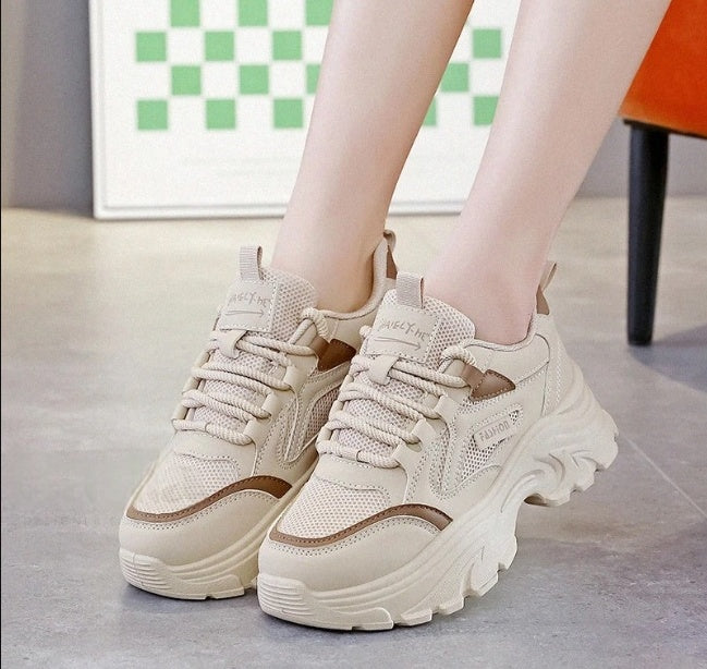 Zapatillas deportivas casuales transpirables con suela gruesa y parte superior de malla.