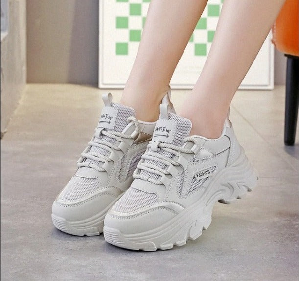 Zapatillas deportivas casuales transpirables con suela gruesa y parte superior de malla.