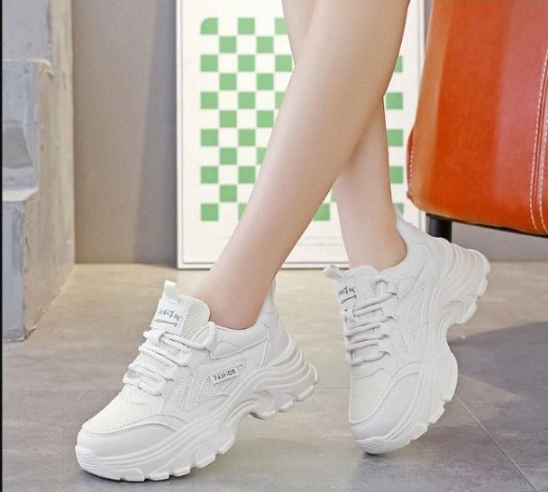 Zapatillas deportivas casuales transpirables con suela gruesa y parte superior de malla.