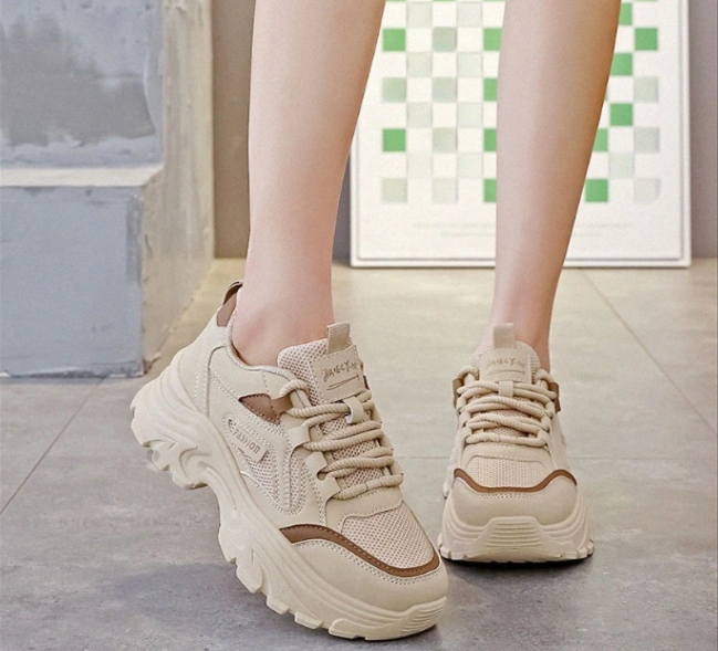 Zapatillas deportivas casuales transpirables con suela gruesa y parte superior de malla.